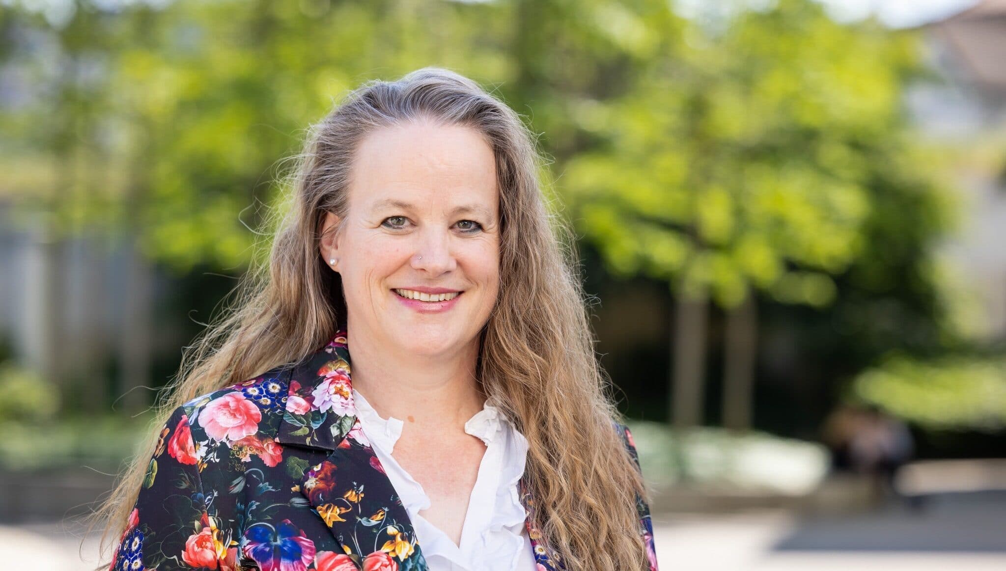 «Kompliziertes in einfachen Worten auf den Punkt bringen.» – Karin Bétrisey kandidiert für den Nationalrat. Sie beantwortet vier Fragen zu ihrem Einsatz für einen nachhaltig gestalteten Lebensraum.